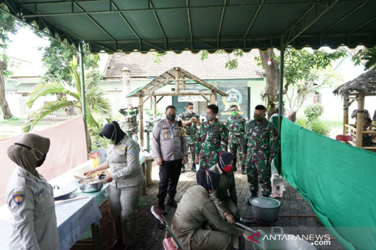 TNI-Polri Kota Probolinggo dirikan dapur umum untuk warga terdampak COVID-19