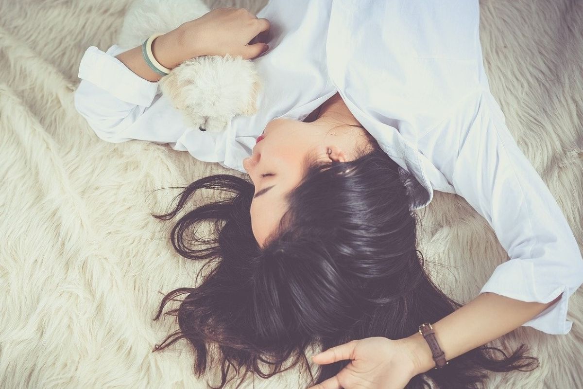 Benarkah tidur dengan rambut basah bisa sebabkan pilek?