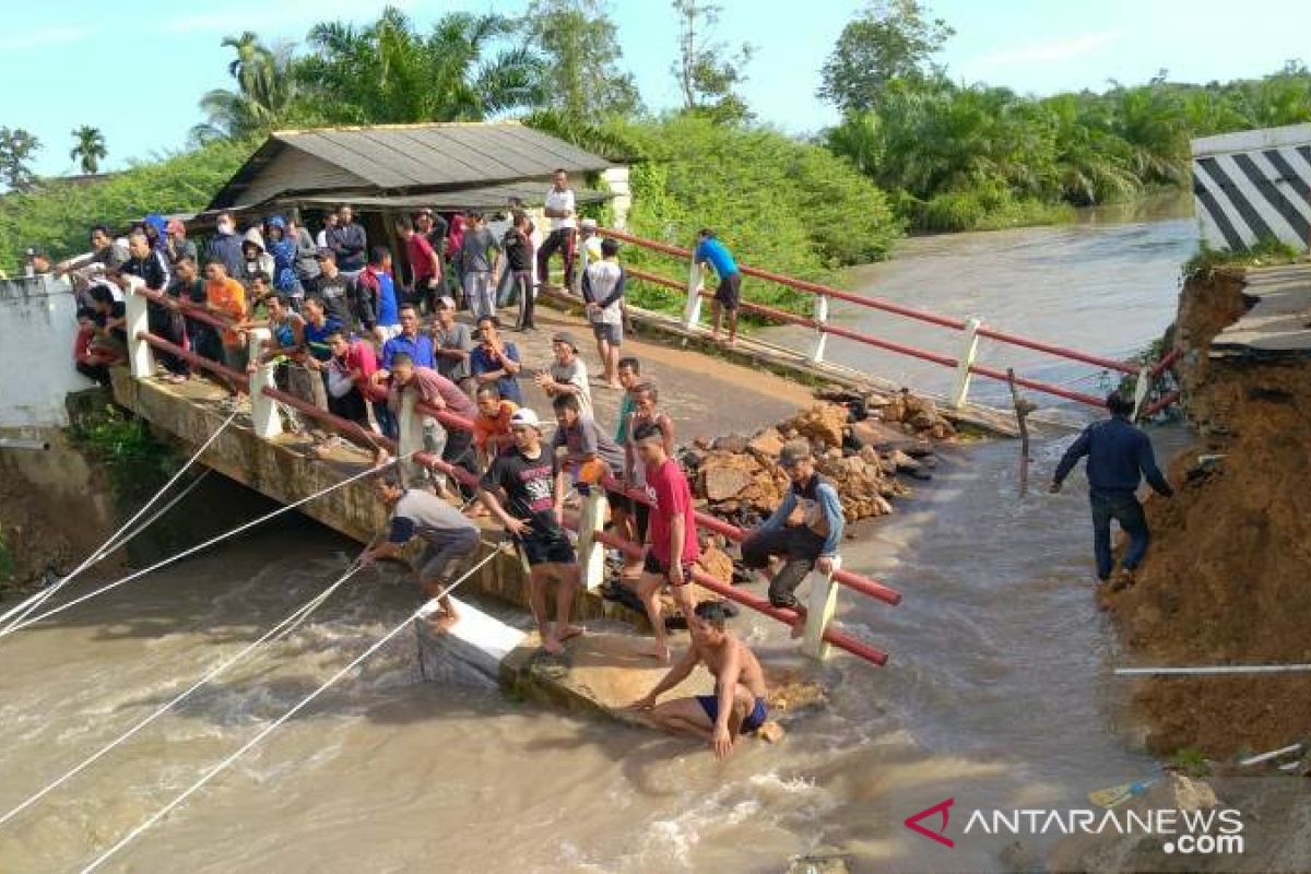 Jembatan di Bangka Selatan Ambruk, Satu Orang Dikabarkan Hilang