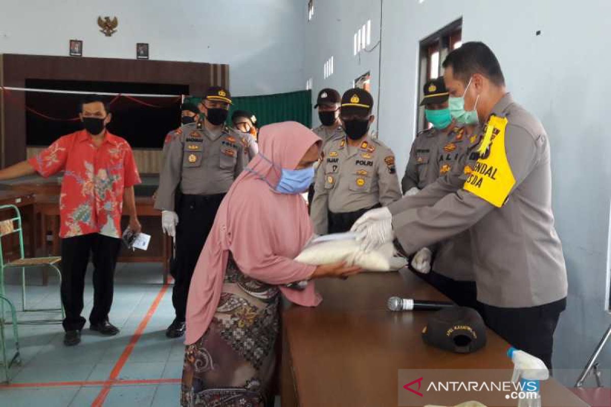 Polda Jateng bantu warga miskin terdampak COVID-19 di Temanggung