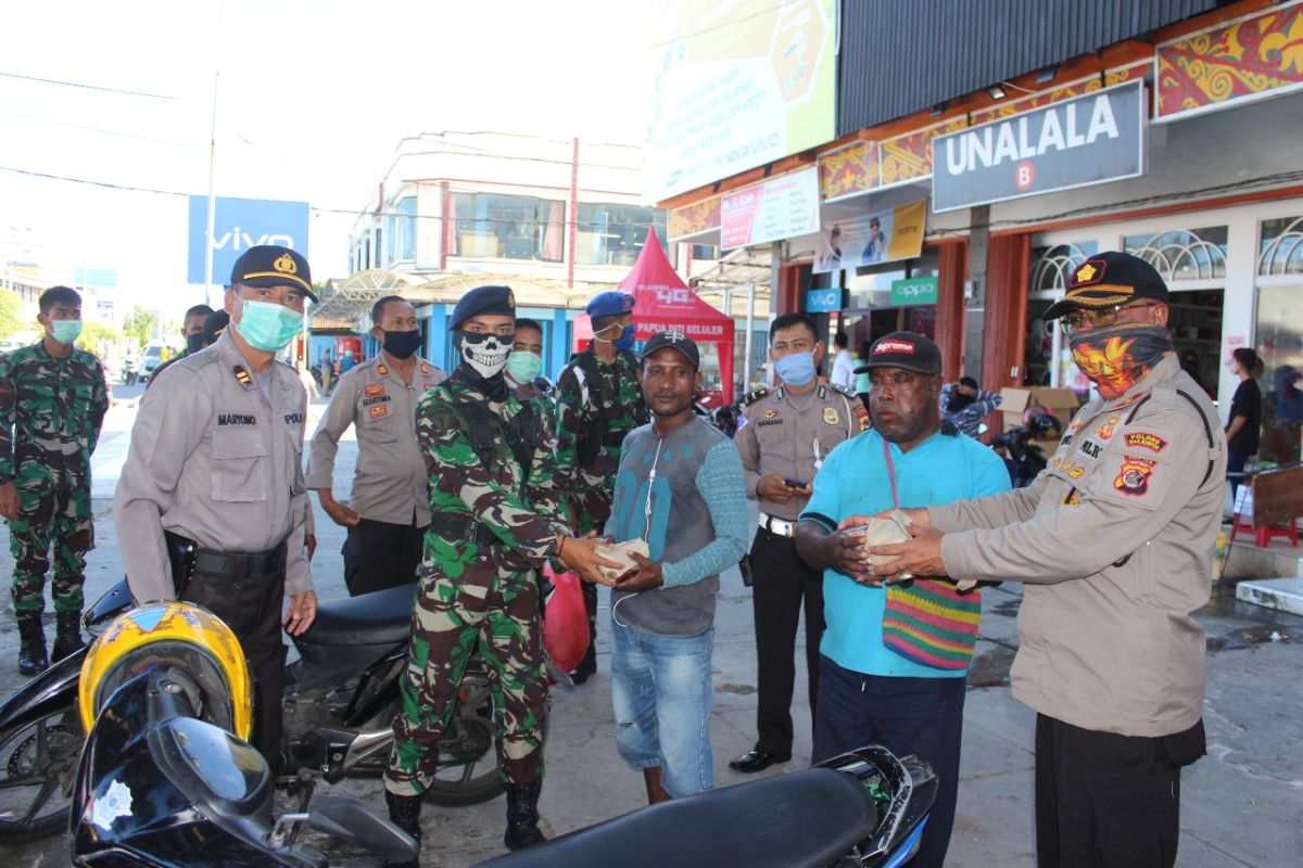 Polri-TNI di Biak Numfor bagikan makanan gratis warga terdampak COVID-19