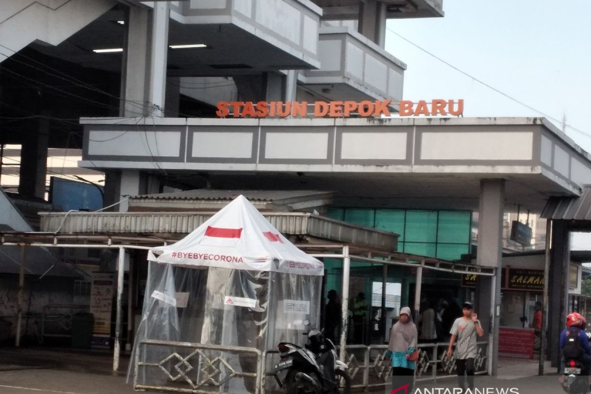 Penumpang KRL di Depok terlihat sepi di hari pertama PSBB