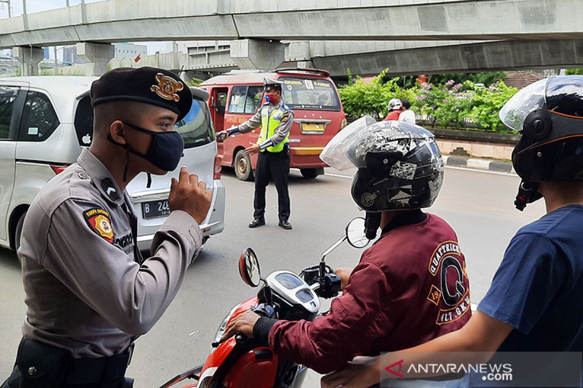 Polrestro Jakarta Selatan tegur 124 pengendara melanggar PSBB