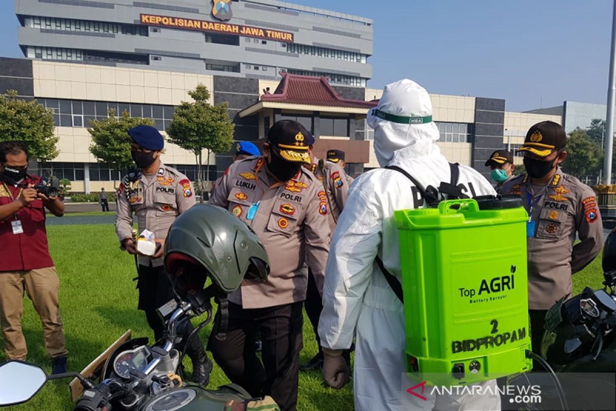 Kawasan zona merah di Surabaya disemprot disifektan petugas gabungan