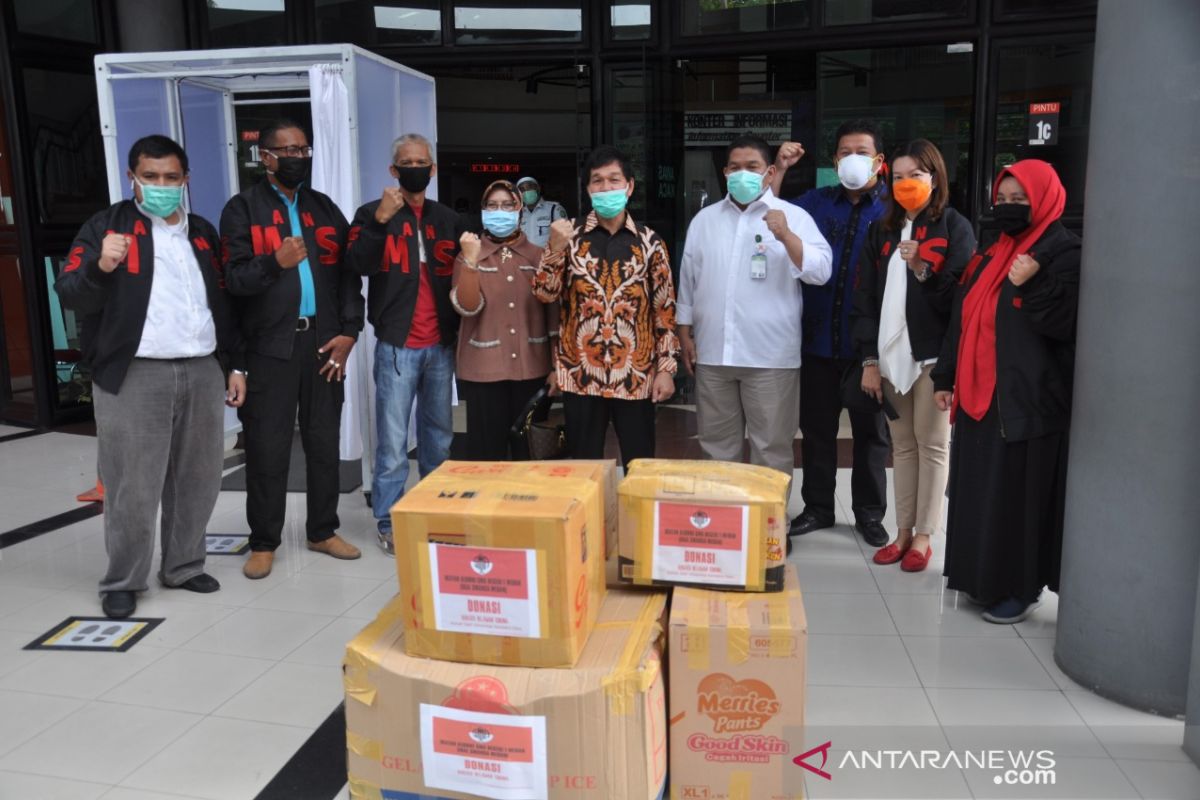 Ikal Smansa Medan salurkan bantuan APD kepada  tenaga medis