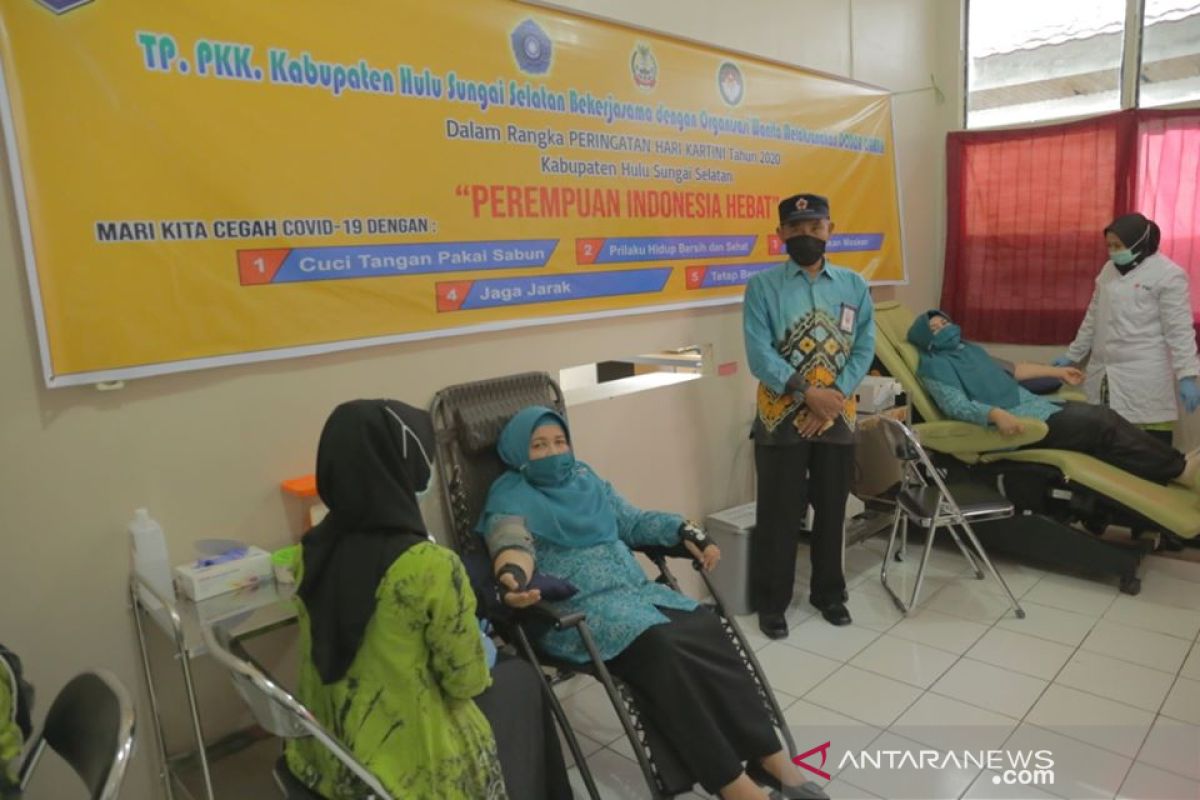 62 orang pengurus PKK dan GOW HSS donor darah