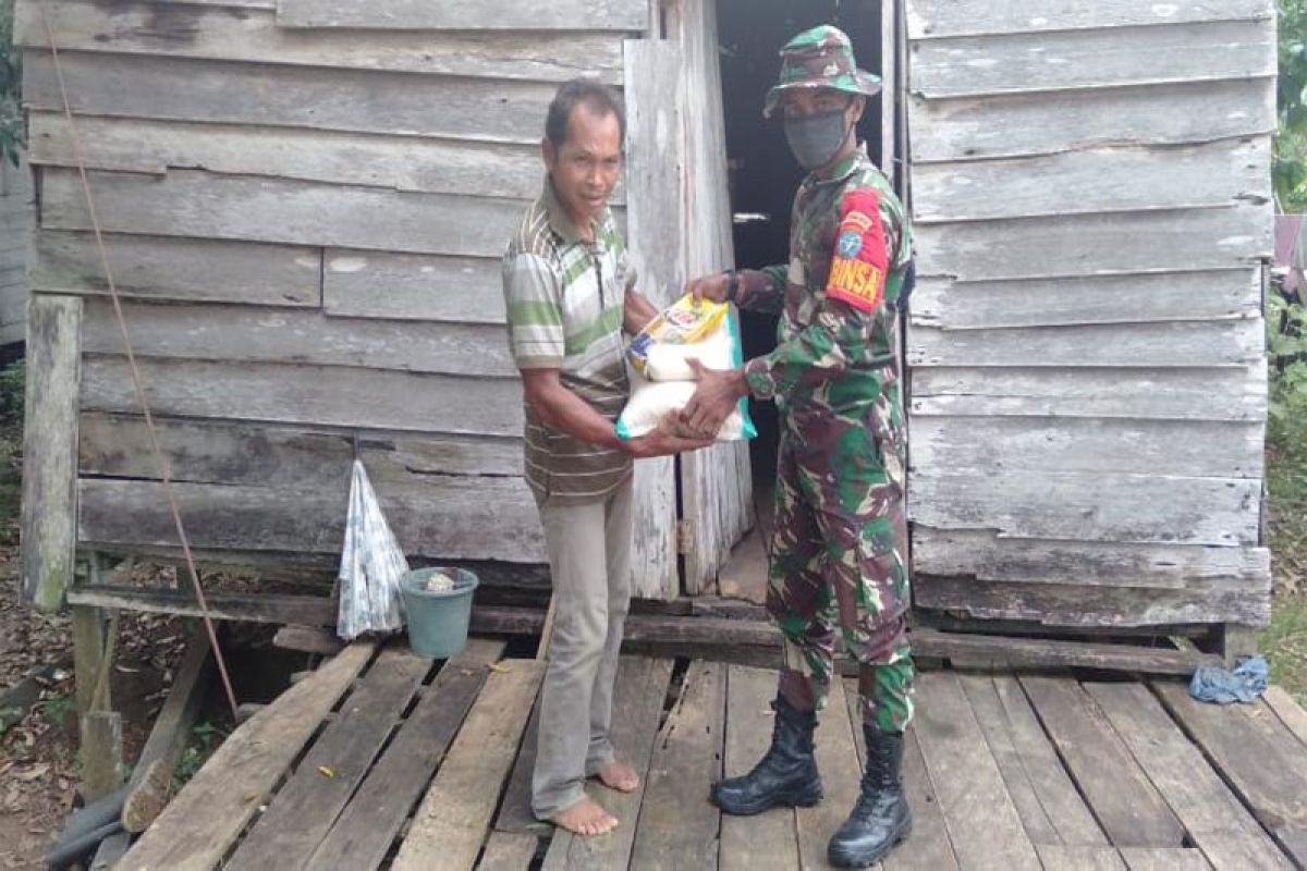 Babinsa Koramil Teweh Tengah bantu salurkan sembako