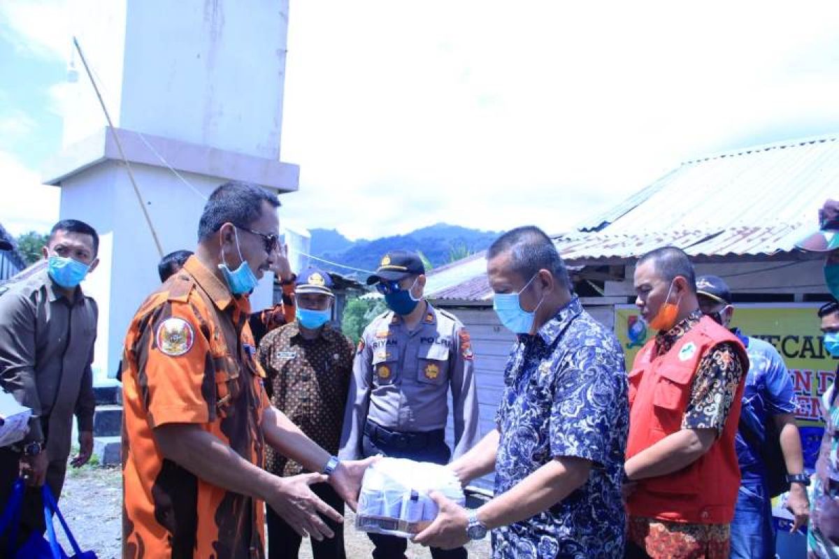 Organisasi kepemudaan di Kabupaten Majene serahkan bantuan di posko perbatasan