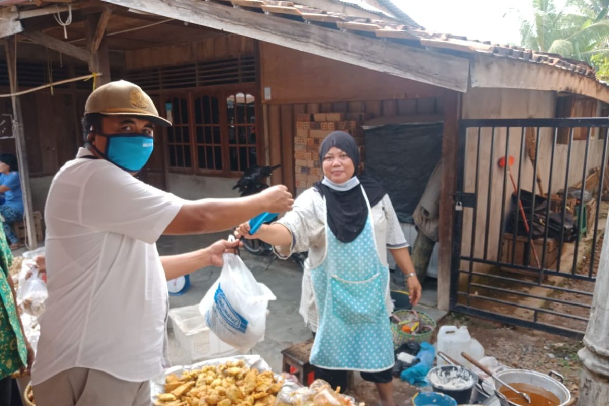 Warga kurang mampu dapat bantuan sembako dan nasi bungkus