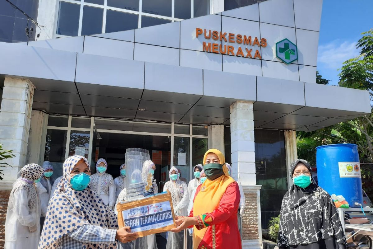 Isteri Wali Kota Nurmiaty serahkan APD petugas medis di Banda Aceh