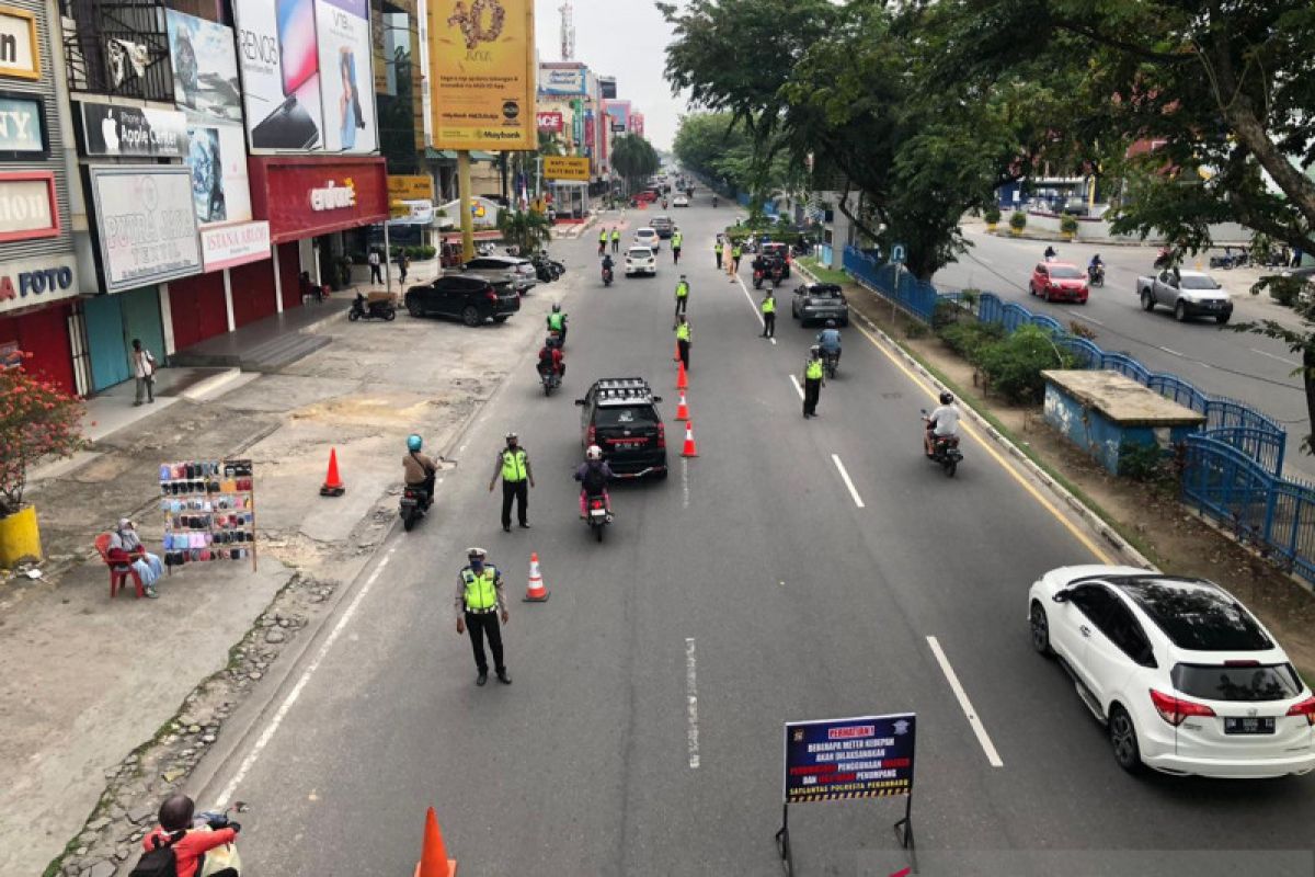 Puluhan personel Polresta Pekanbaru razia masker dan kendaraan jelang PSBB