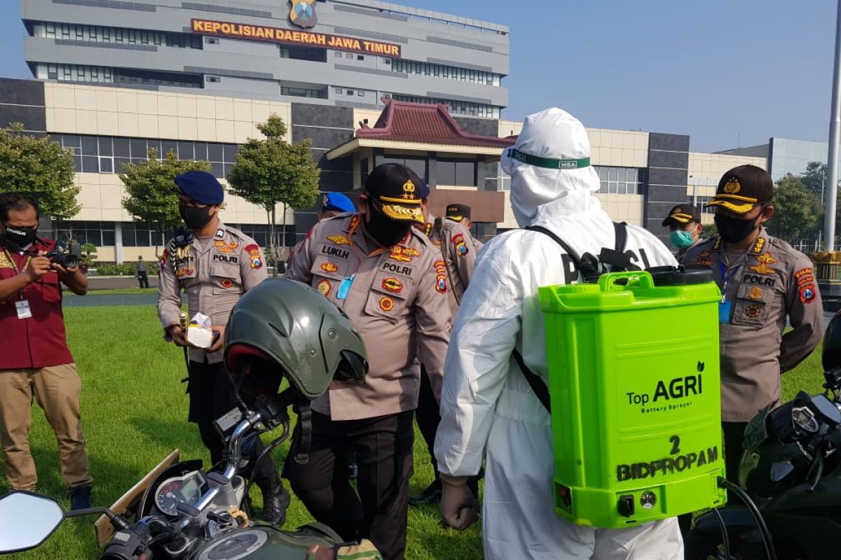 Petugas gabungan semprotkan disinfektan ke kawasan zona merah di Surabaya