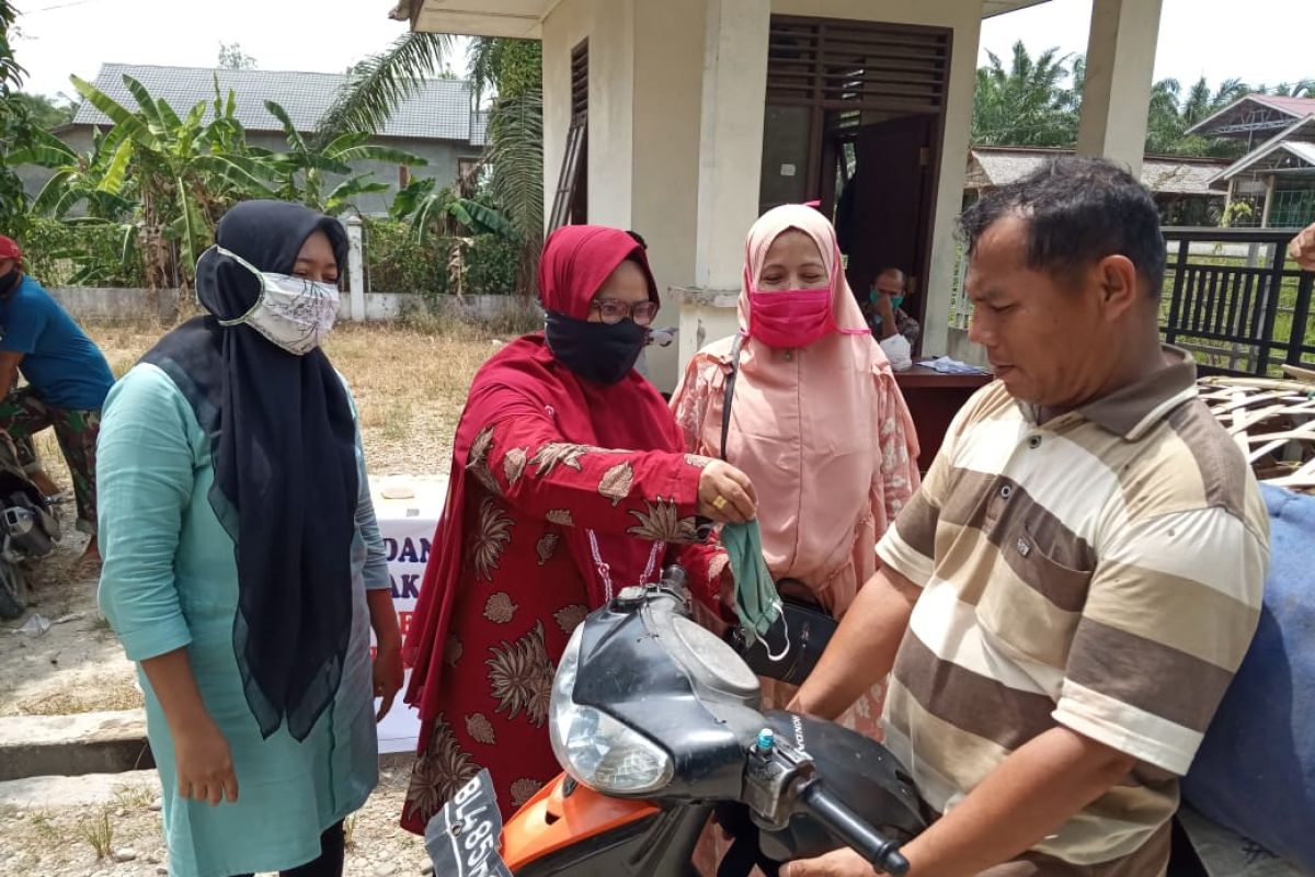 Distanbunak Aceh Tamiang bagi-bagi masker kain di pasar hewan