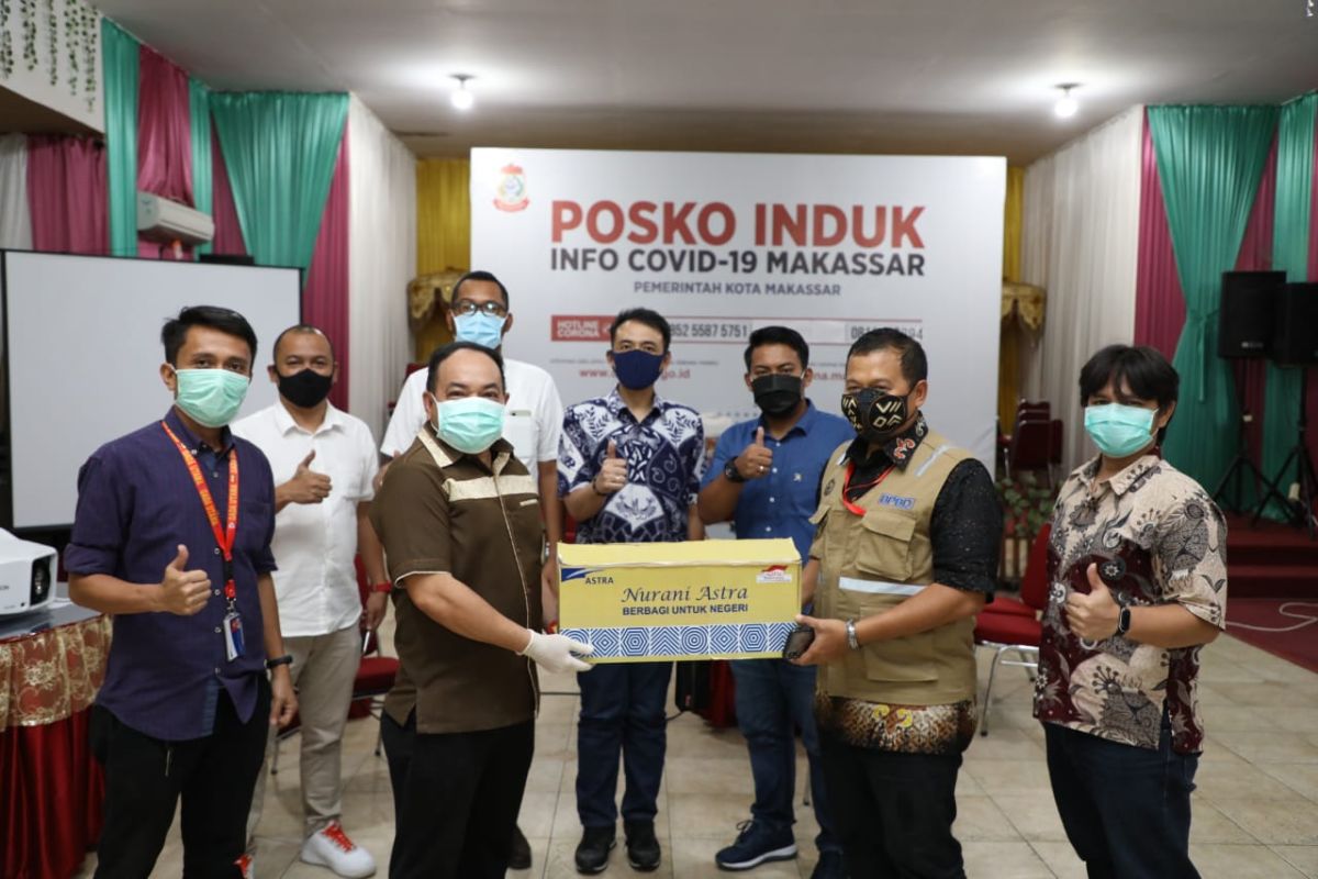 Grup Nurani Astra Makassar bagikan sabun tangan dan masker kepada warga