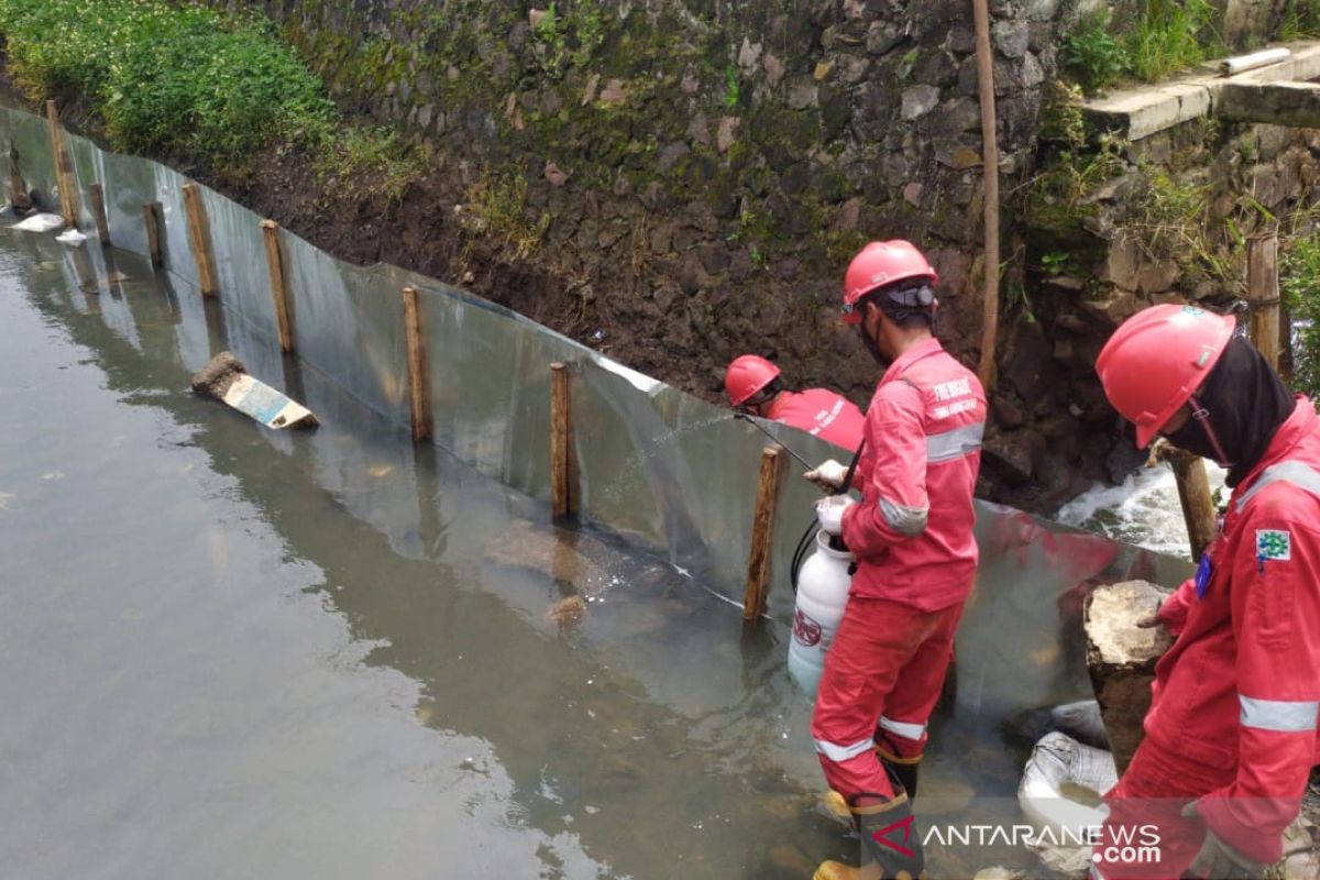 Rembesan solar cemari sungai di Bandung, akibat pipa Pertamina kendur