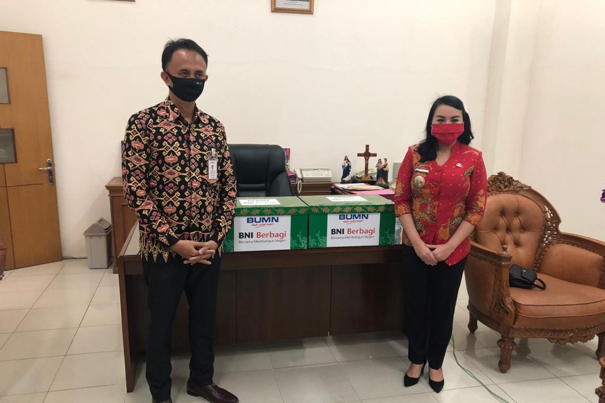 BNI bagikan masker ke Pemkab Landak