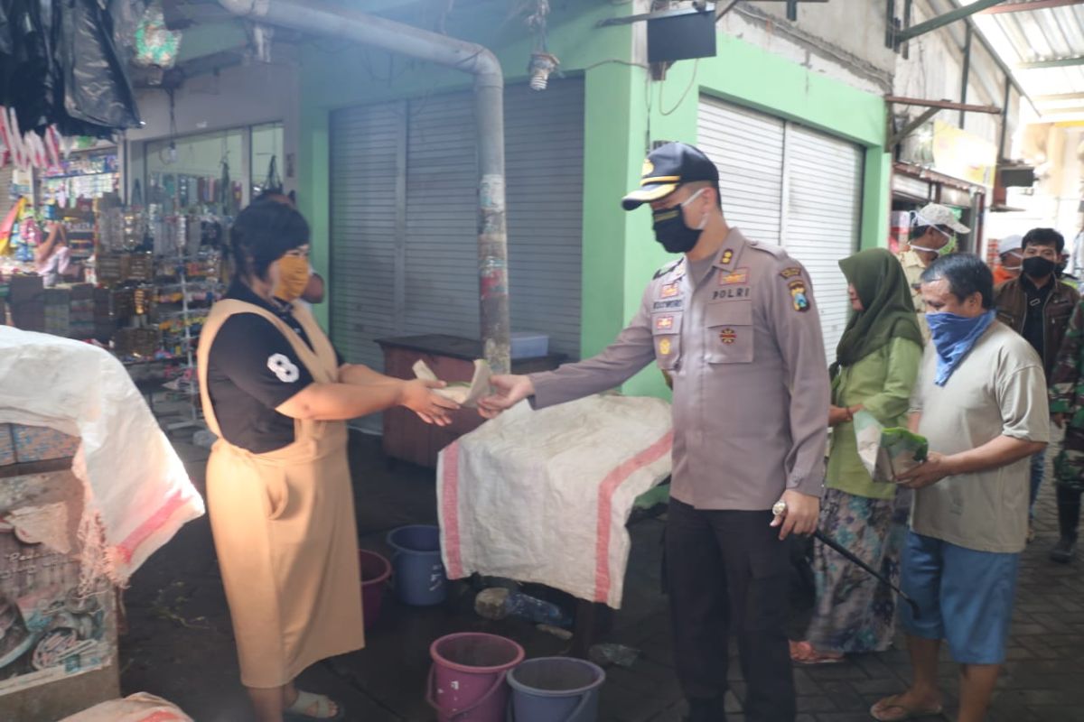 Polres Gresik bangun dapur umum untuk siapkan makanan masyarakat terdampak COVID-19