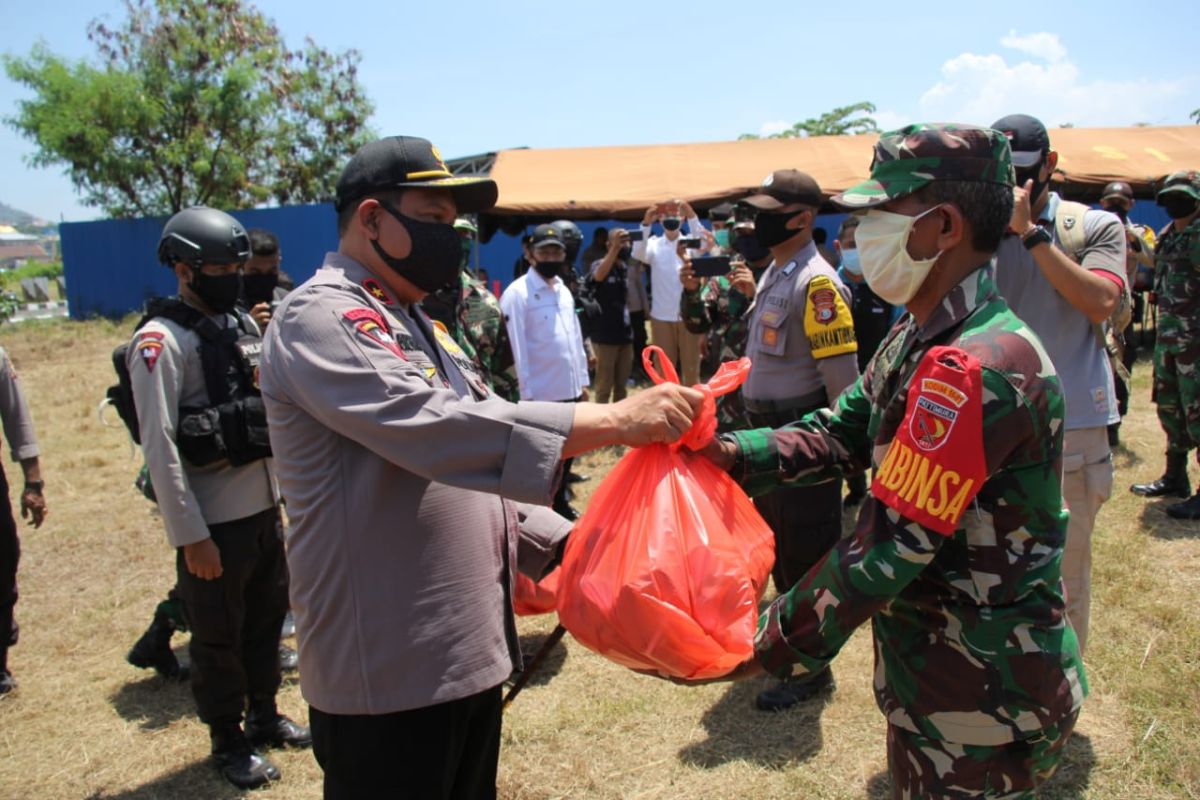 TNI-Polri di Malut salurkan 1.000 bungkus makanan ke warga terdampak COVID-19