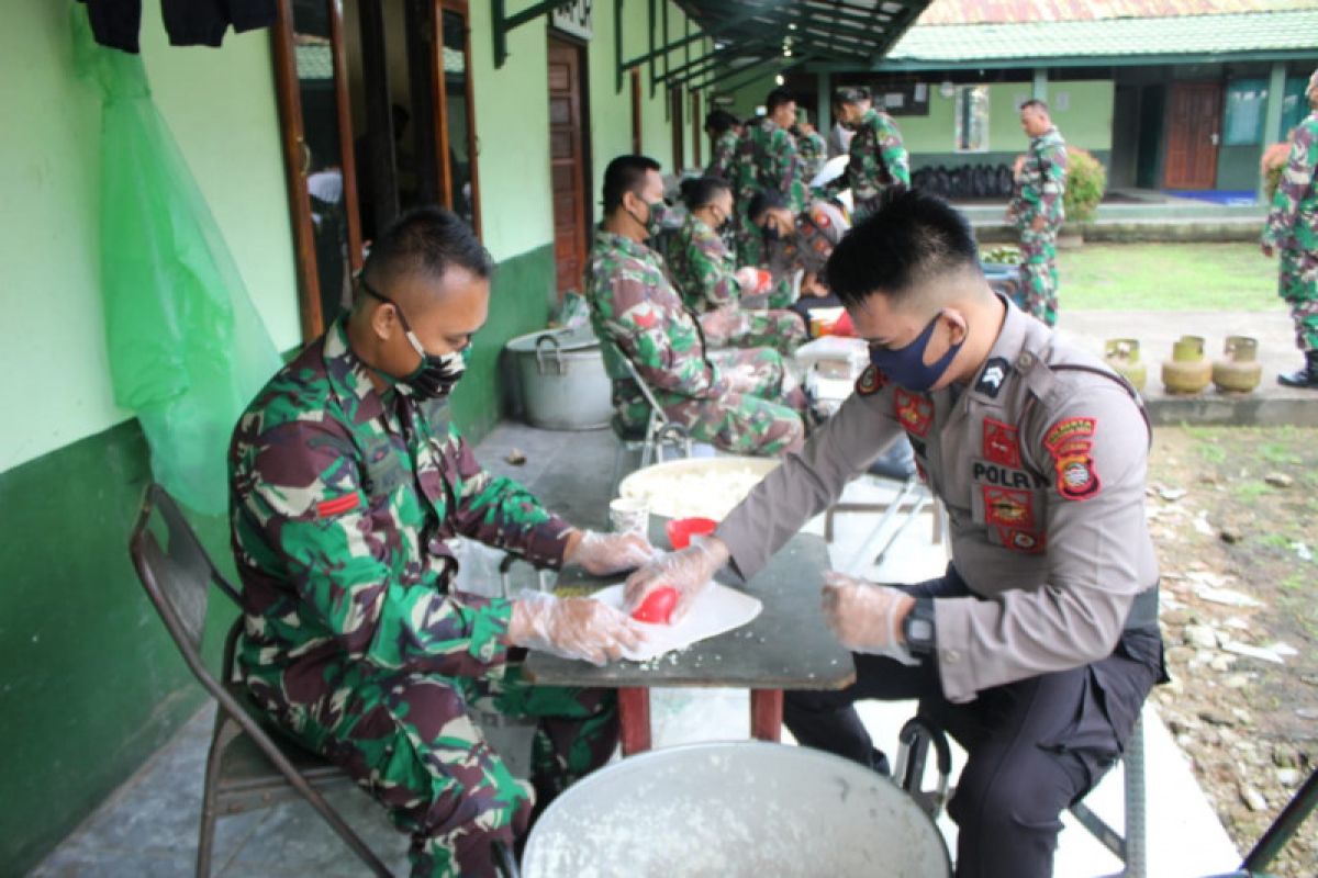 TNI-Polri dirikan dapur umum untuk warga terdampak COVID-19 di Kalbar
