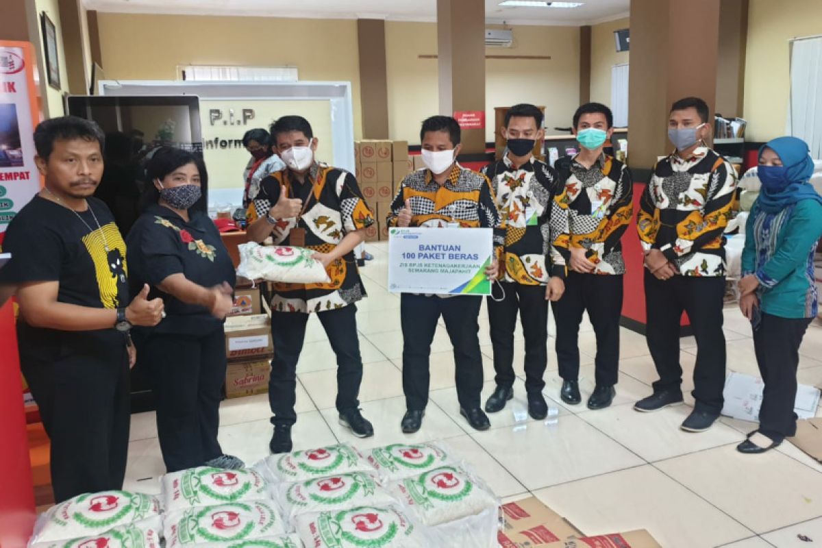 BPJAMSOSTEK Semarang Majapahit serahkan bantuan sembako ke Gugus Tugas COVID-19