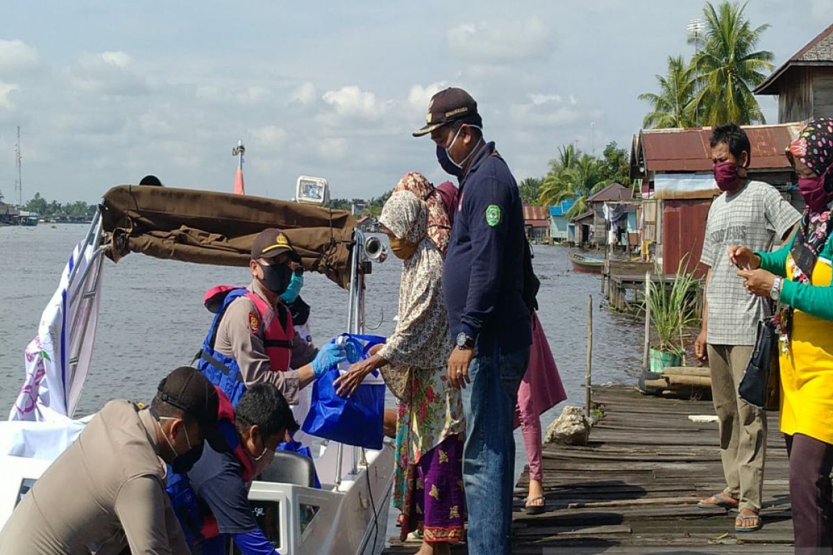 Polisi bagikan sembako untuk warga pinggiran Sungai Margasari