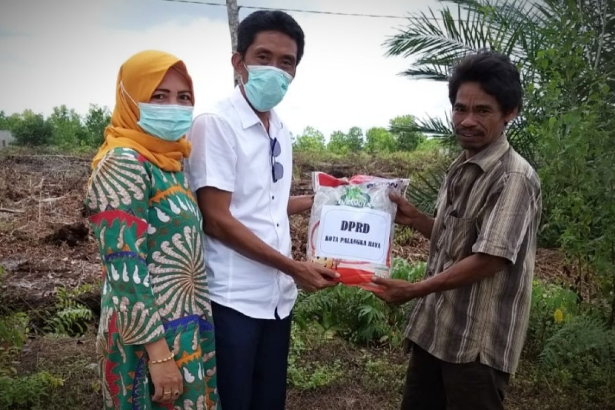 DPRD Palangka Raya bagikan 428 karung beras untuk warga terdampak COVID-19