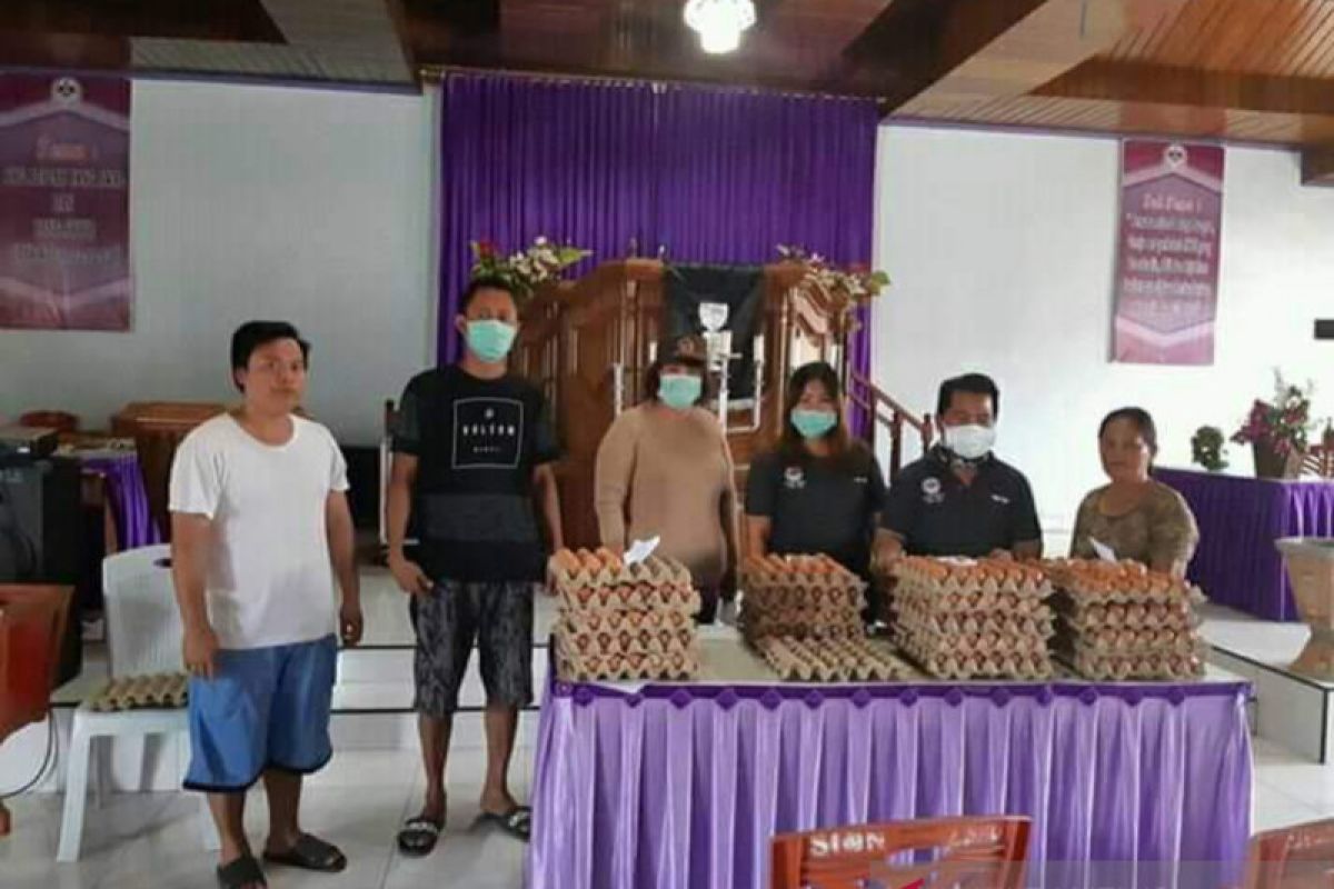 Gereja di Kabupaten Minahasa Tenggara bagikan bantuan pangan