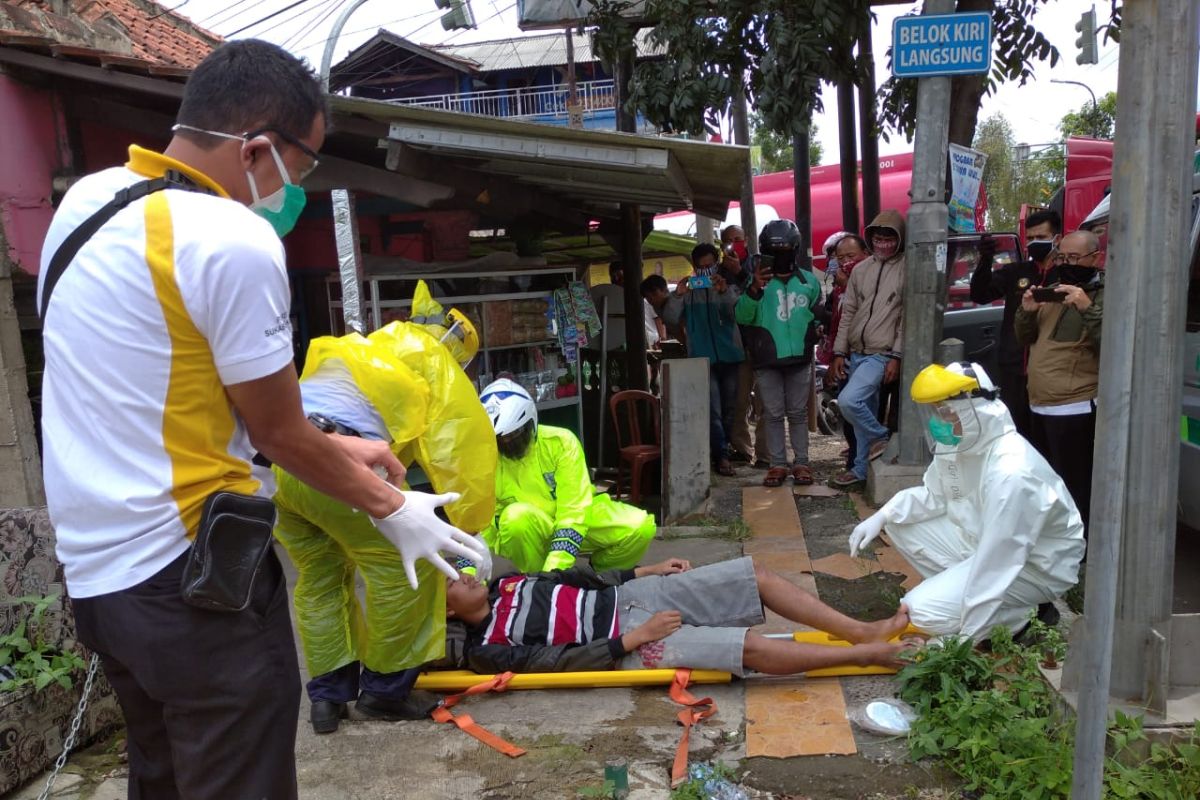 Berbekal jas hujan sebagai APD Polantas Sukabumi evakuasi warga terkapar