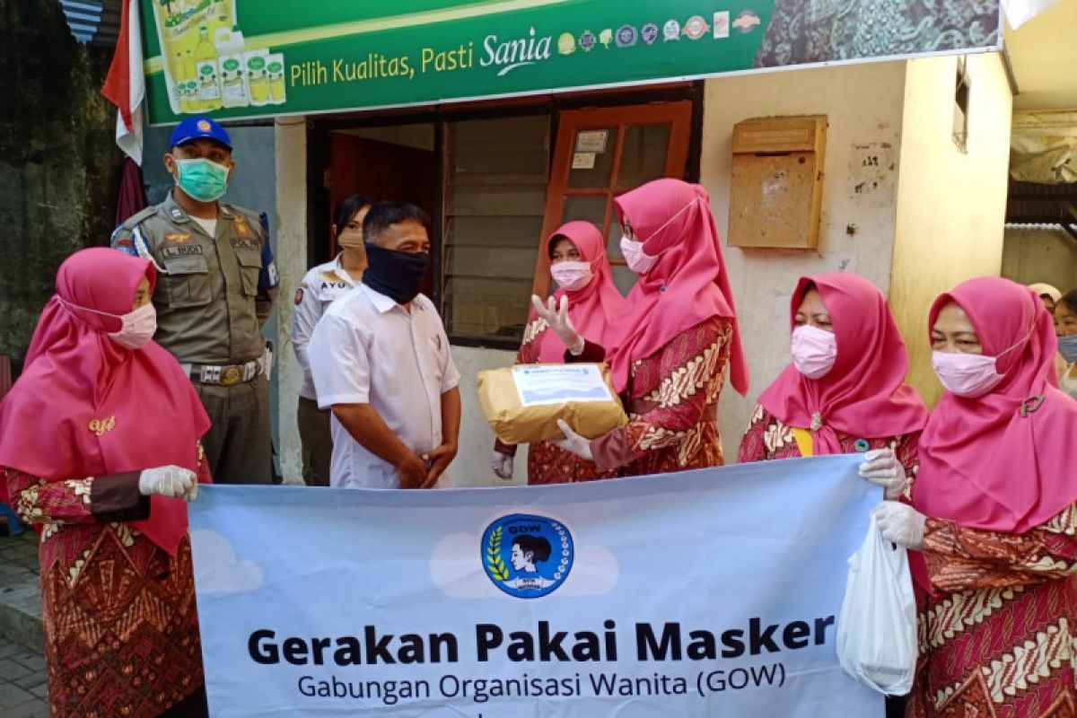 Ribuan masker kain dibagikan ke pedagang di pasar tradisional Mataram