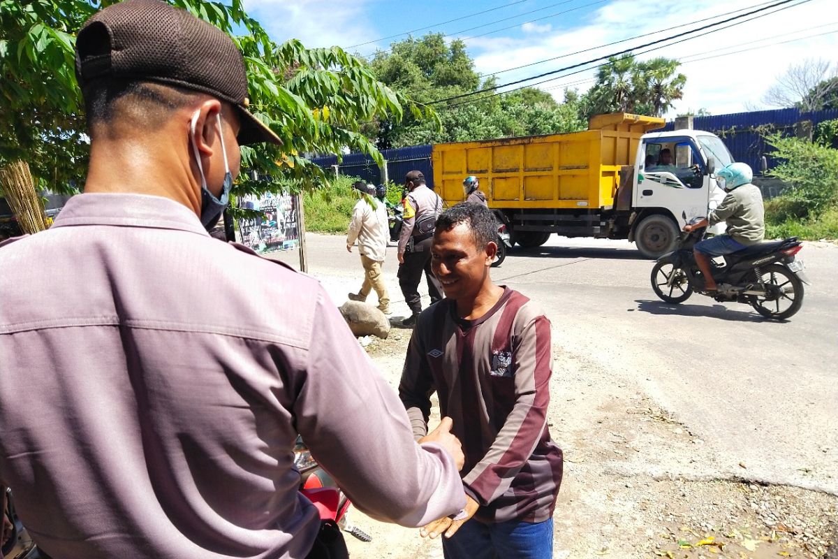 Polisi bagi sembako untuk buruh harian terdampak COVID-19 di Kota Kupang