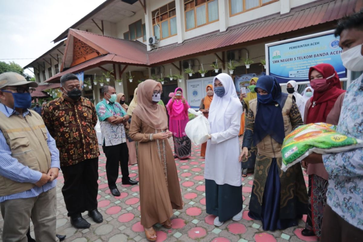 DWP Disdik Aceh bagikan sembako untuk pelajar SMA/SMK dan SLB