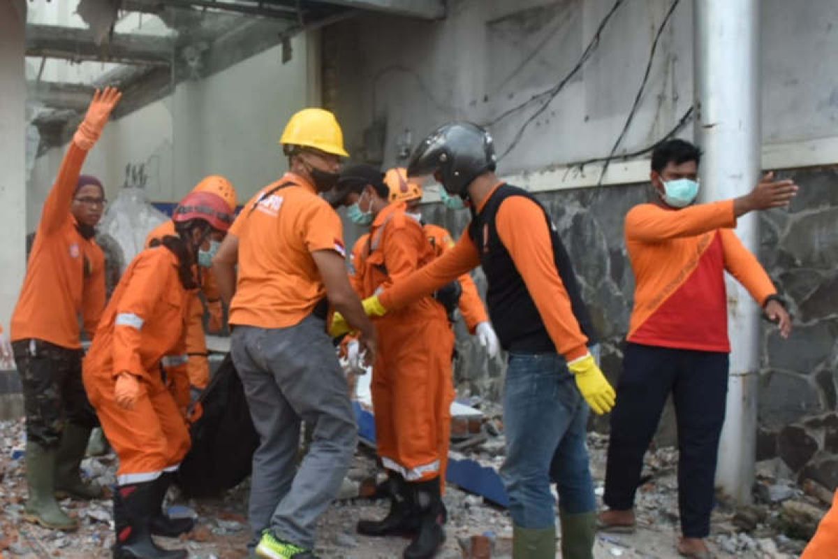 Seorang tukang bangunan di Semarang tewas tertimpa tembok