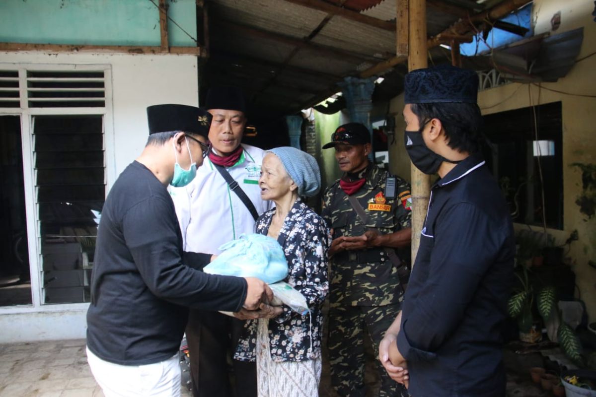 Baznas Banyuwangi bagikan sembako kepada warga terdampak wabah COVID-19