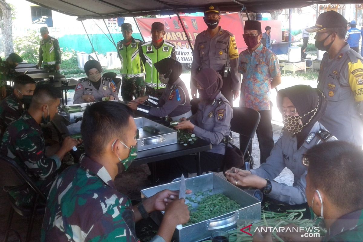 TNI-Polri di Rejang Lebong sediakan ratusan bungkus nasi gratis