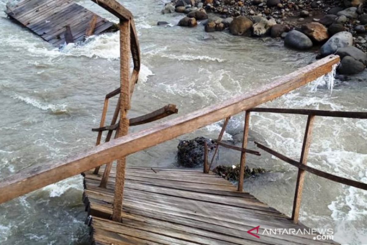 Dibangun enam bulan yang lalu, jembatan sementara sebagai akses utama di Batu Bajarang putus