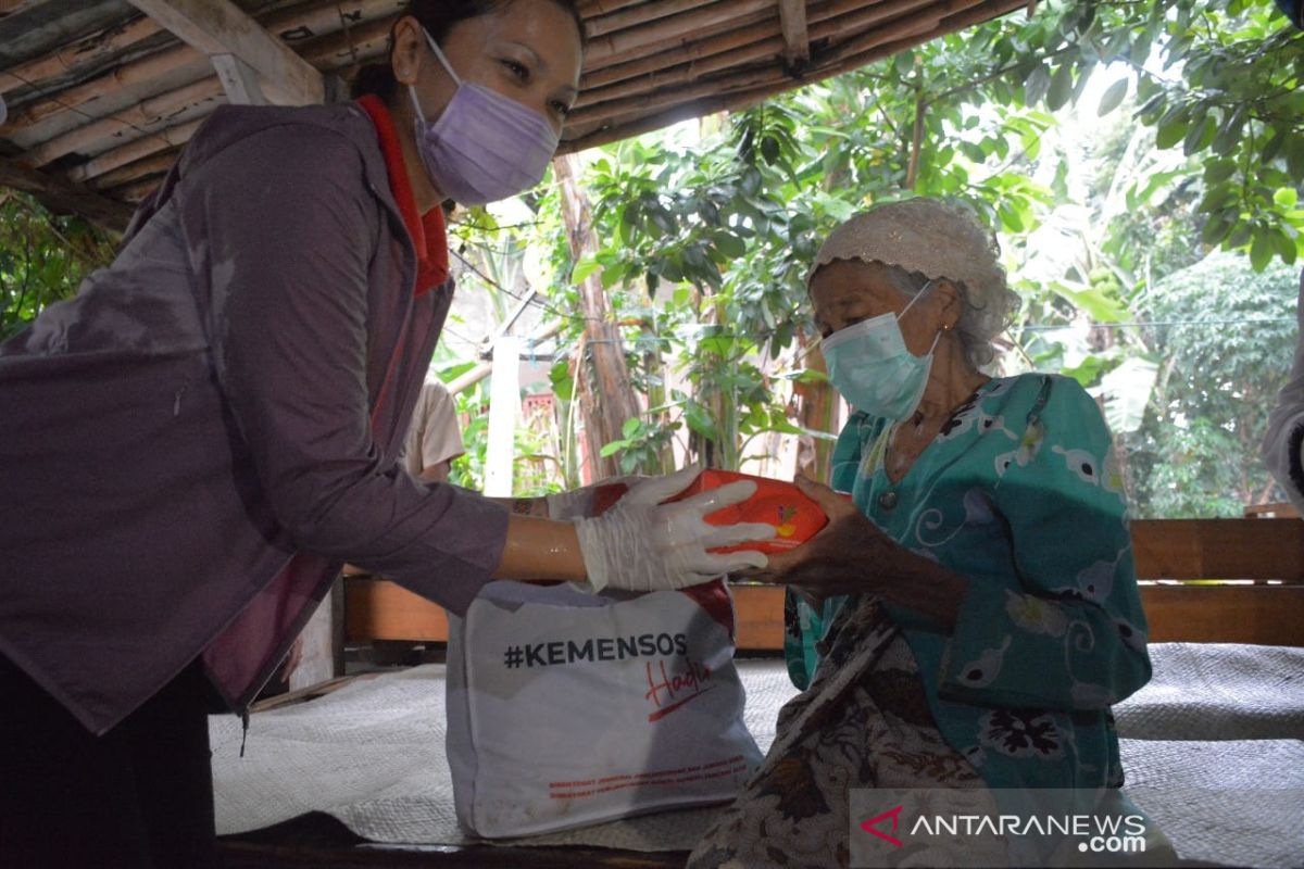 Kemensos salurkan bantuan 4.000 sembako di Tangsel