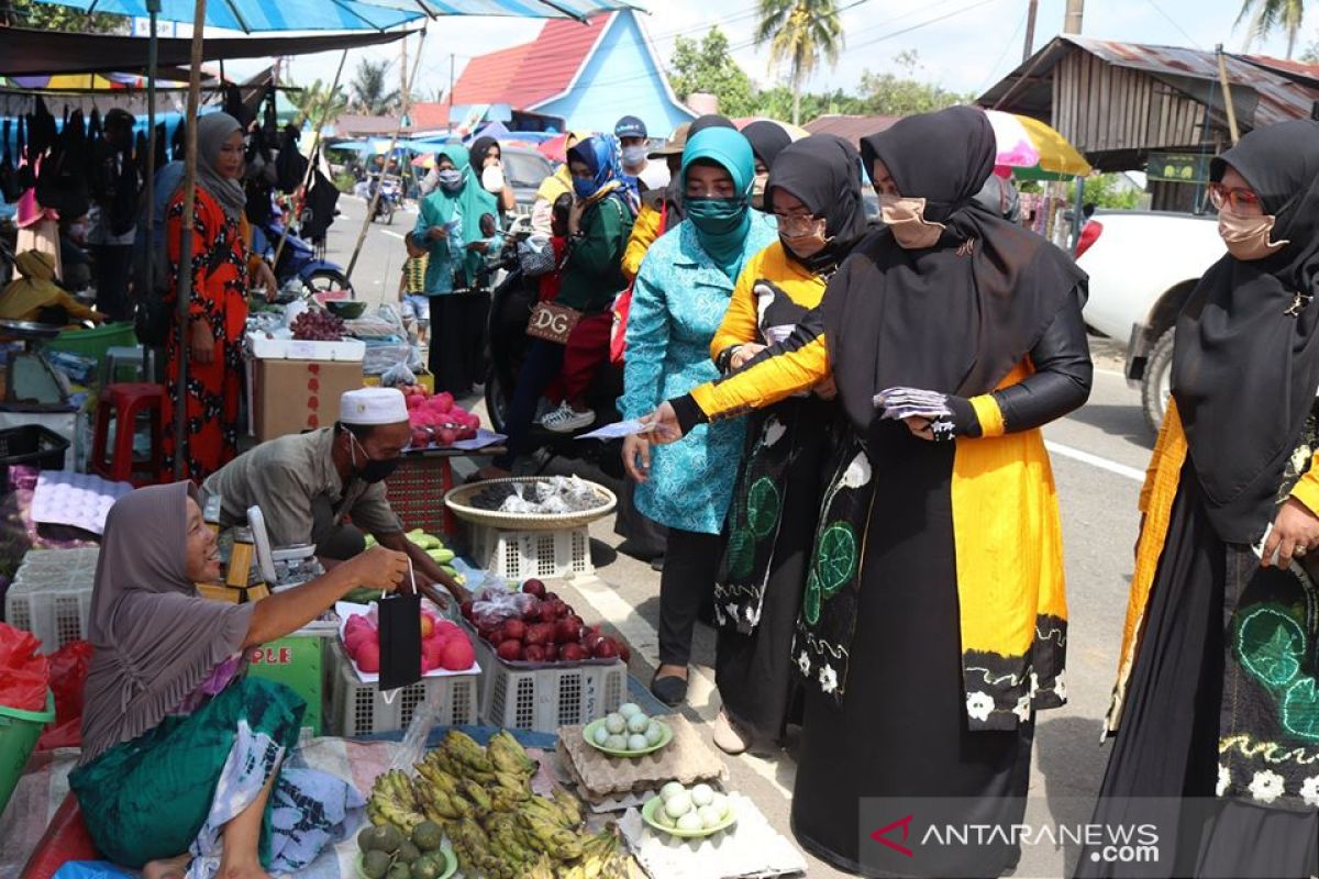 GOW HSS bagikan ratusan masker untuk para pedagang pasar Bagambir