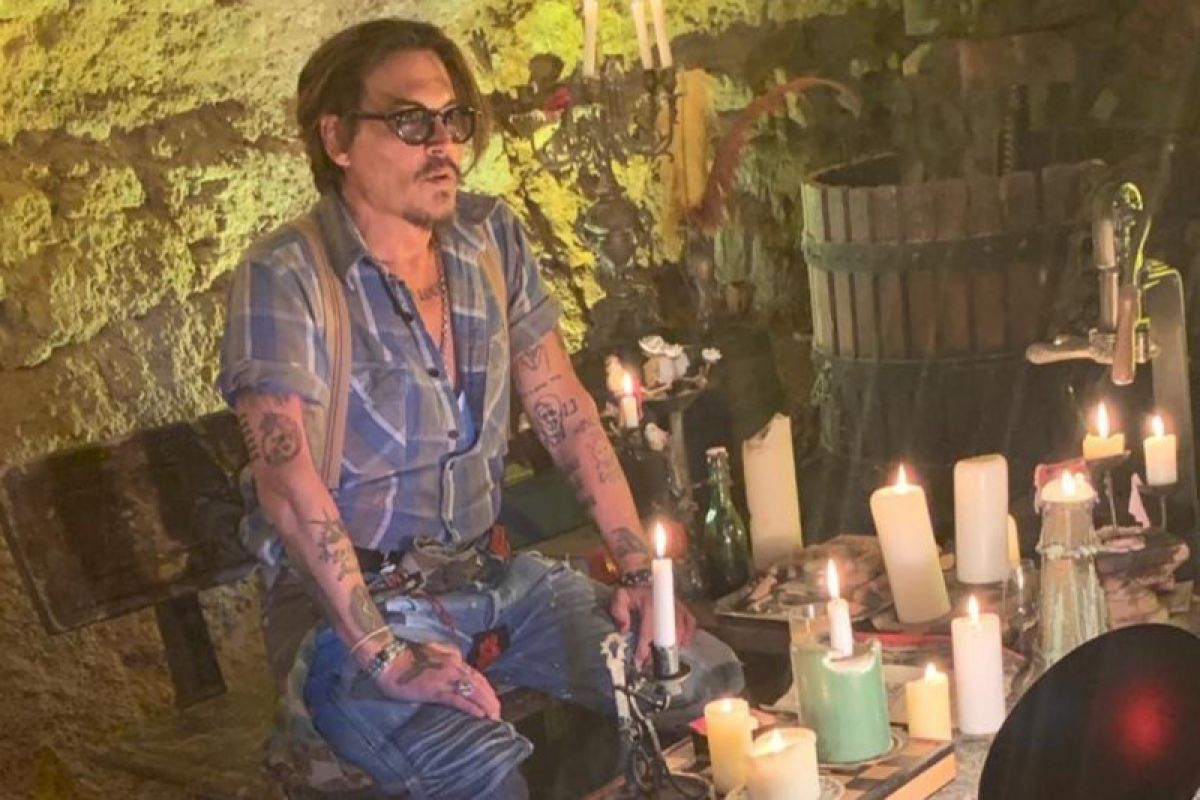 Punya akun Instagram, Johnny Depp "cover" lagu John Lennon