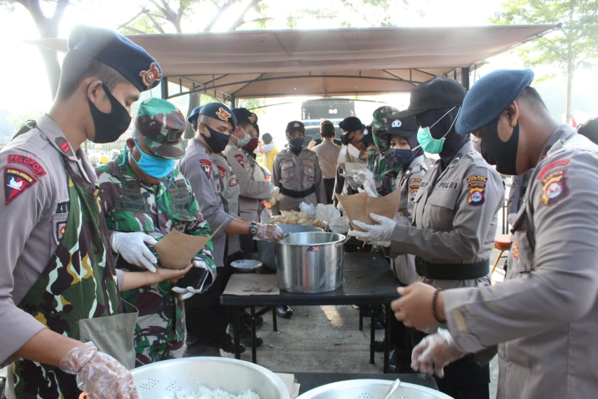 Satbrimob Polda Banten dirikan dapur umum di Kawasan Industri Modern Cikande