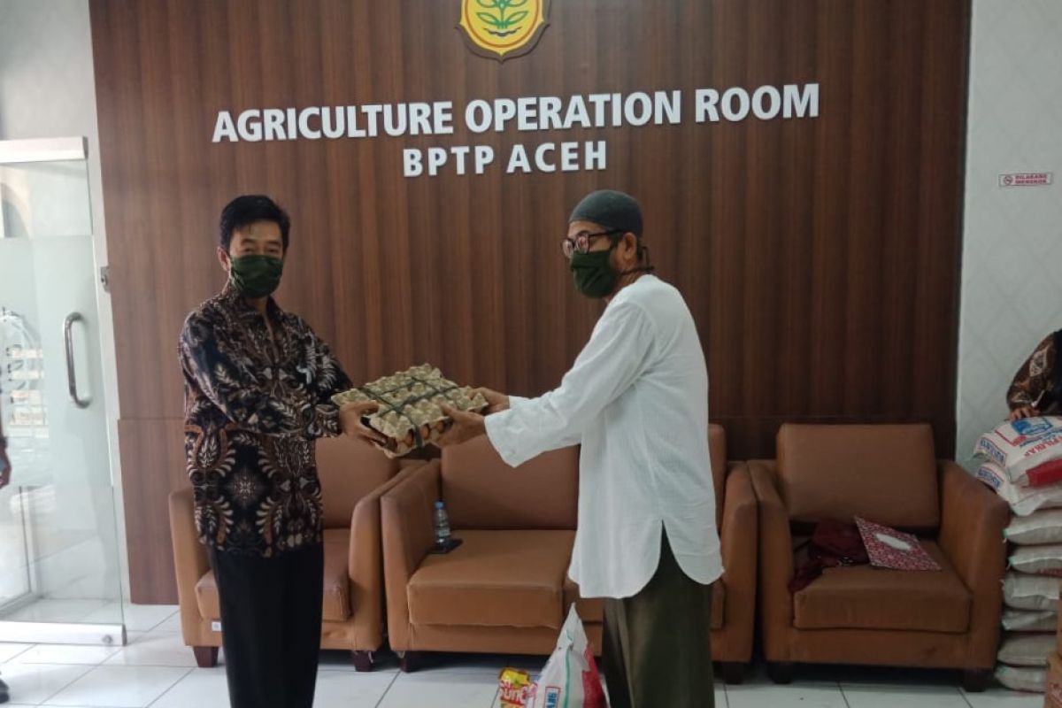BPTP Aceh bagi sembako untuk masyarakat terdampak COVID-19