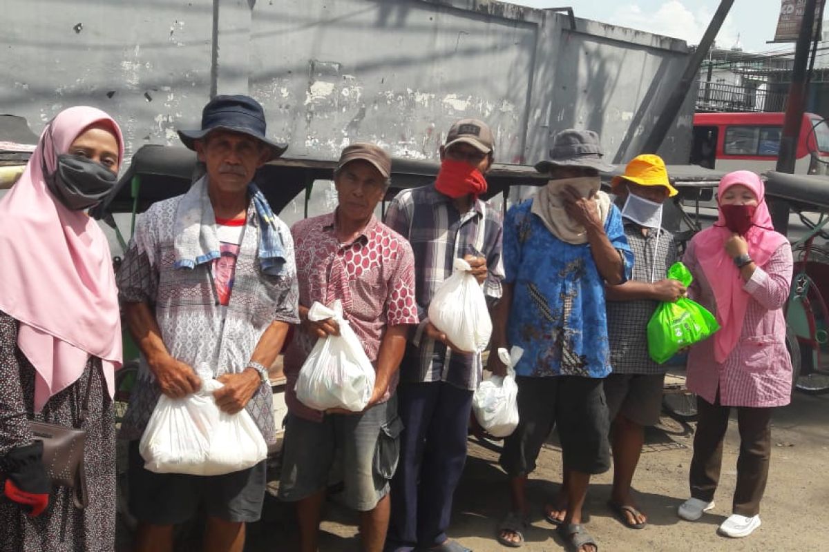 ICMI Banten bagikan sembako untuk warga terdampak COVID-19