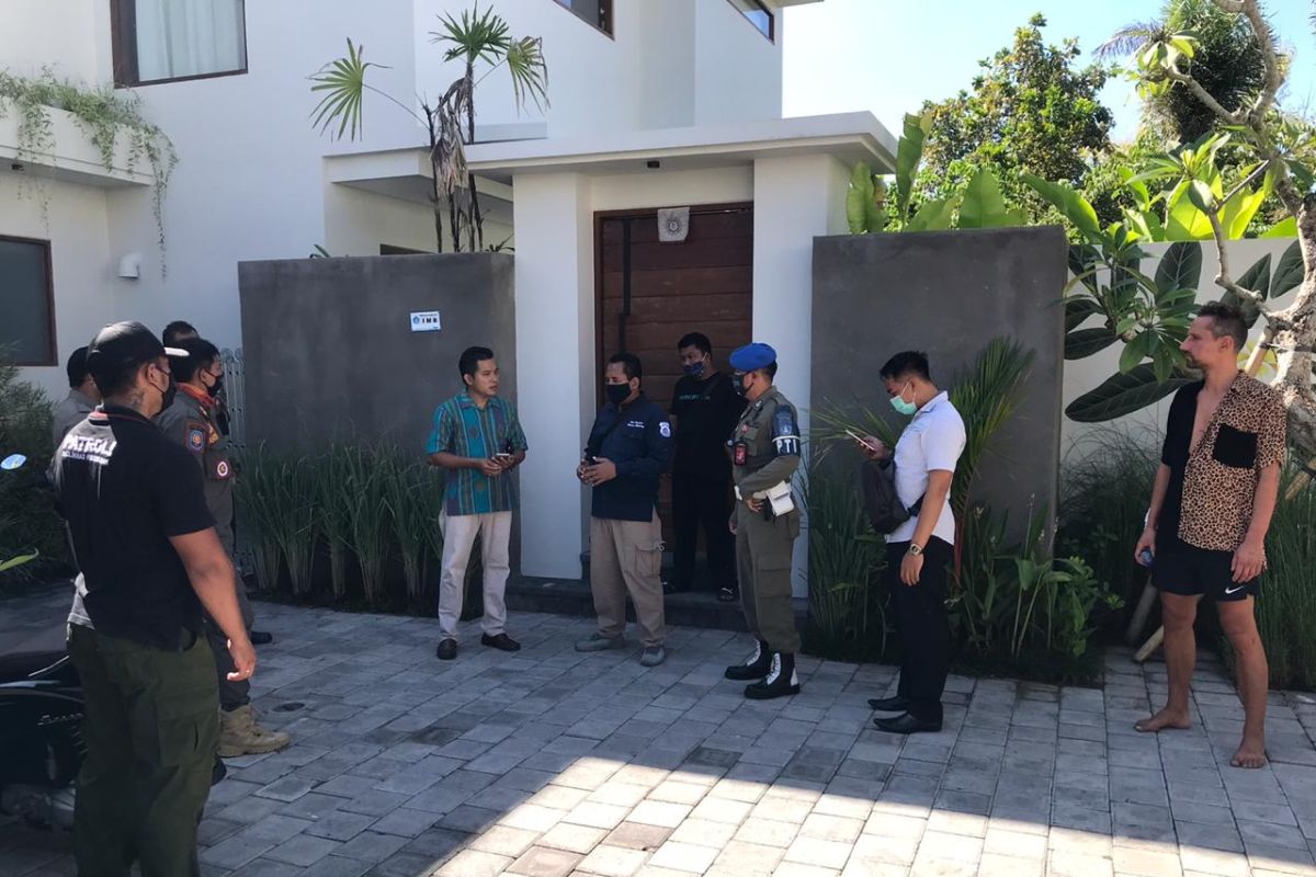 Polisi pulangkan turis Lithuania seusai terobos plang pantai di Bali