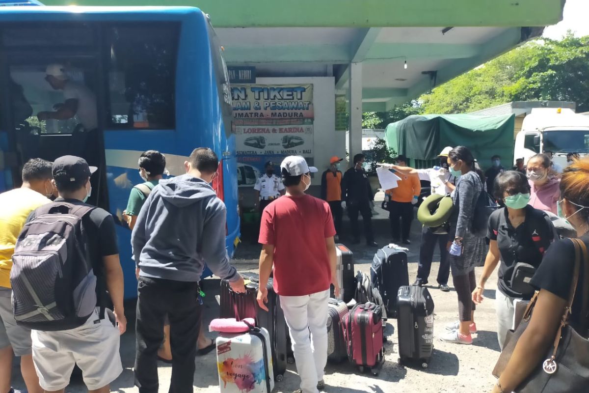 Kodim Tabanan pantau puluhan pekerja migran yang tiba di Bali