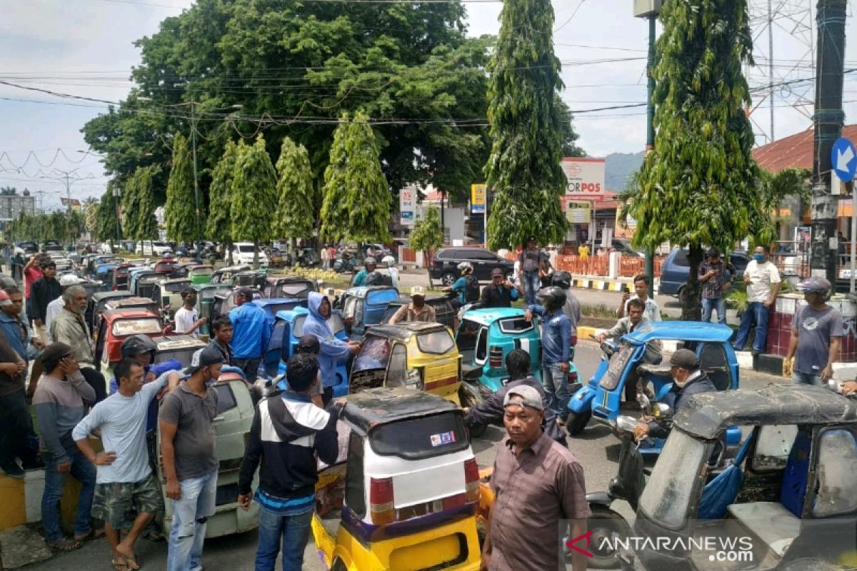 Pengemudi Betor di Padangsidimpuan mendatangi kantor Walikota