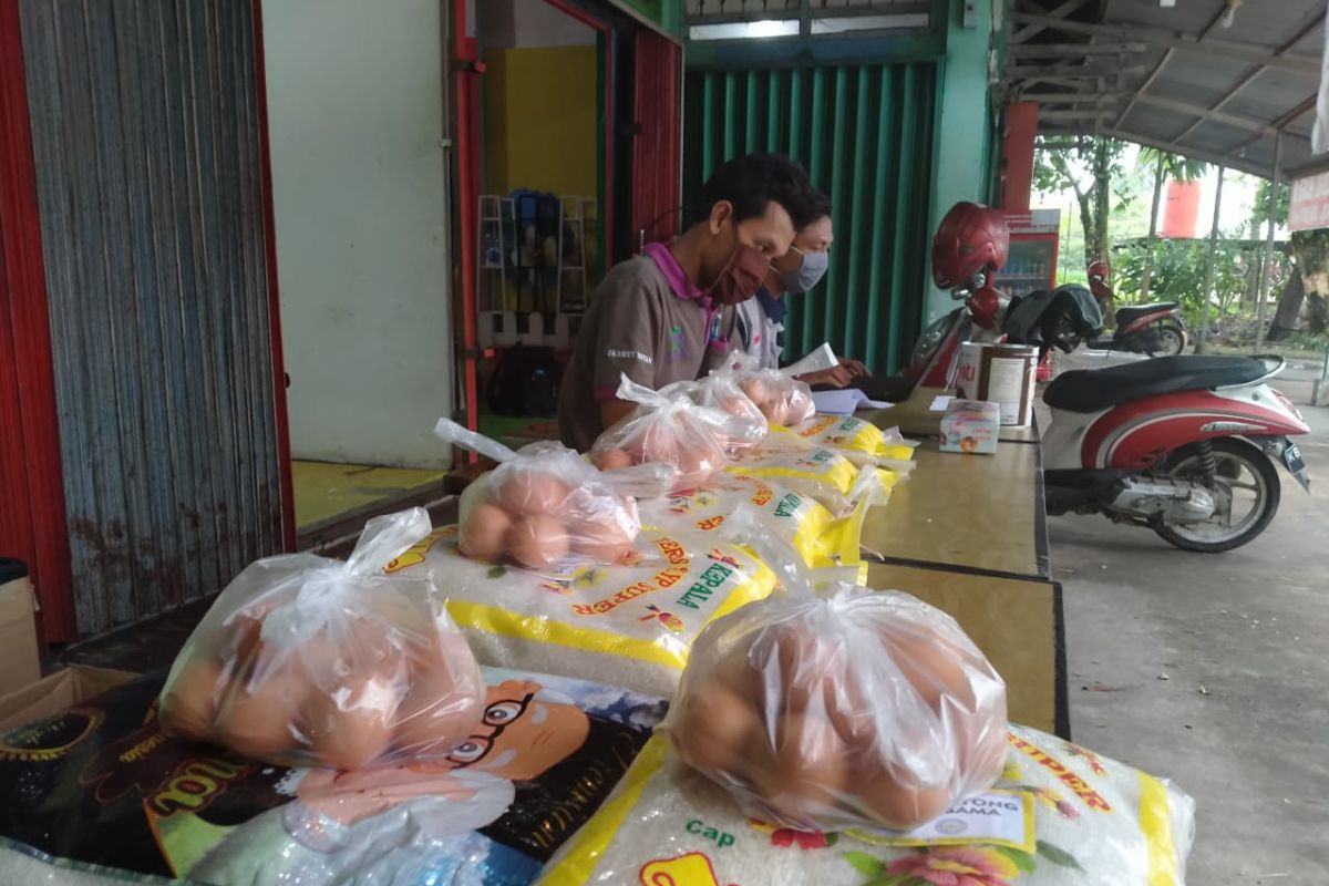 Mahasiswa rantau yang kuliah di Pontianak dapat paket beras dan telur