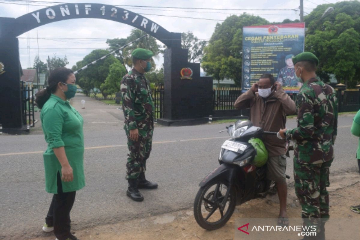 Prajurit Yonif 123 Rajawali bagikan ribuan masker