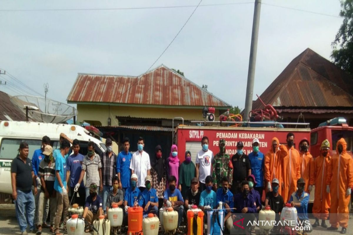 Cegah COVID-19, Karang Taruna Mompang Jae lakukan penyemprotan