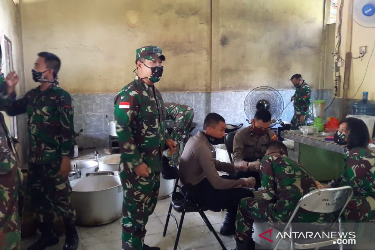 TNI-Polri di Kalbar siapkan ribuan nasi kotak tiap hari