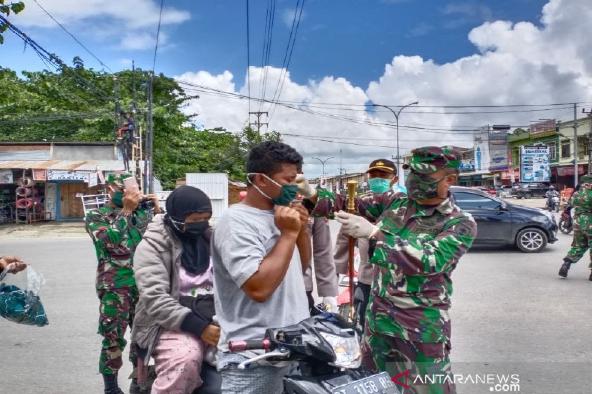 Personel TNI-Polri di Kendari bagikan 10.000 masker ke pengguna jalan