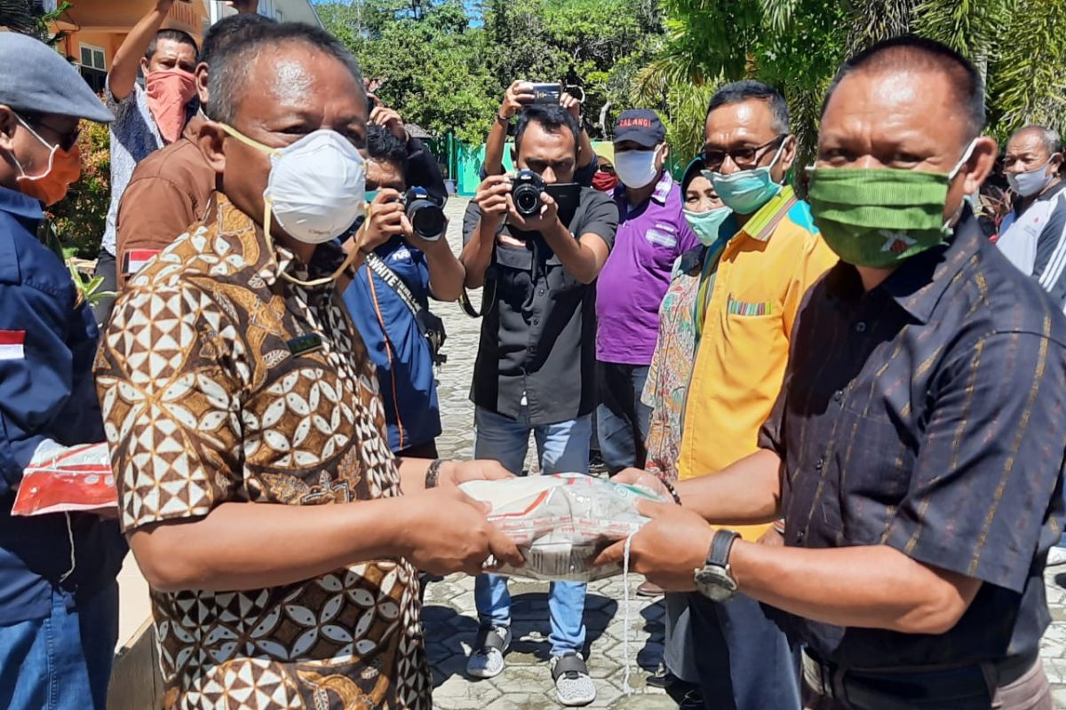 Guru SD di Baubau donasikan 3,4 ton beras untuk warga terdampak COVID-19